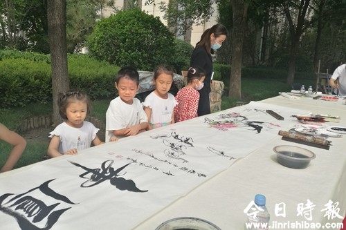 大爱中国书画家走进社区 传承国粹共叙佳节