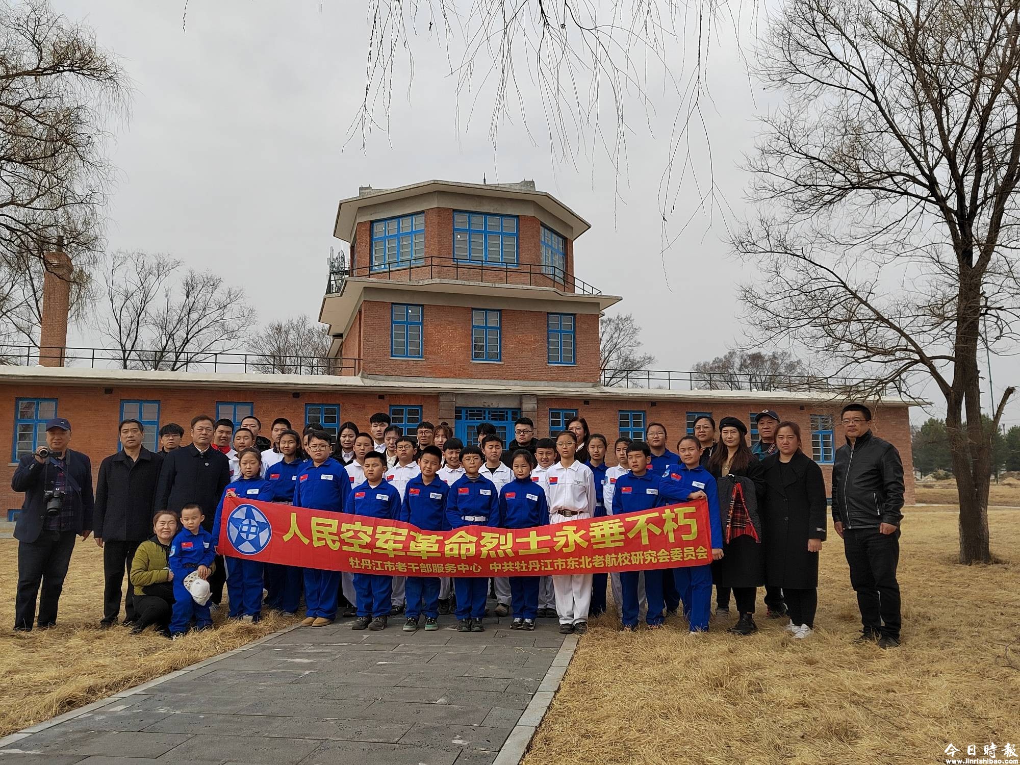 缅怀航校革命英烈 传承空军红色基因 ——牡丹江市东北老航校研究会清明祭扫革命英烈活动纪实