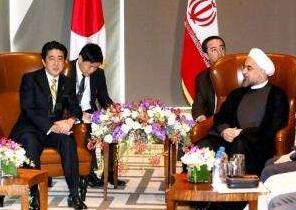 日本首相安倍晋三与伊朗总统鲁哈尼举行会谈