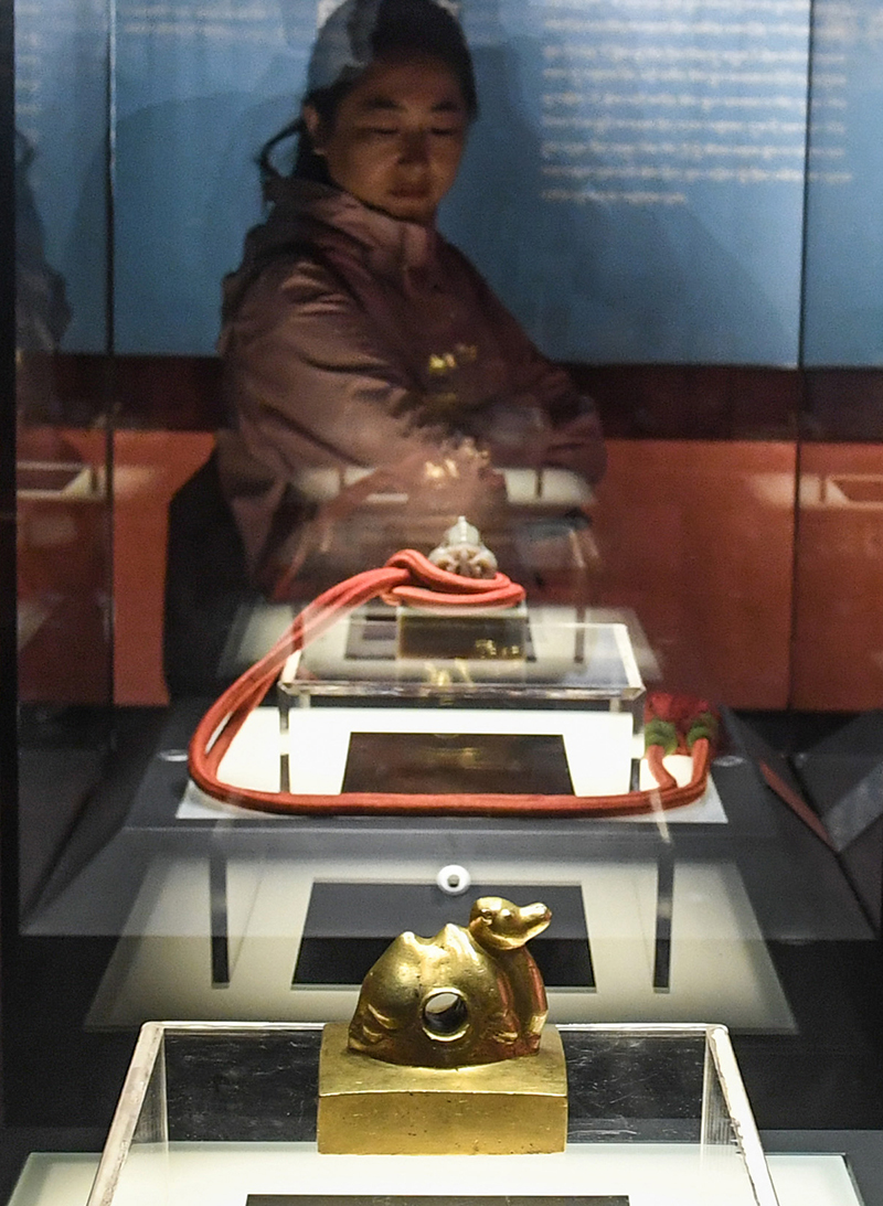 《历史的见证》文物展在布达拉宫珍宝馆展出