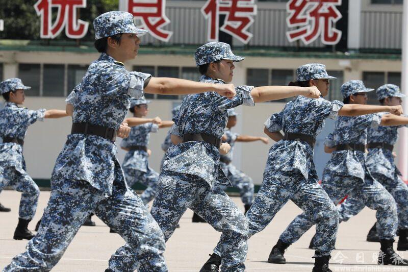 陈冬主礼第七届香港大学生军事生活体验营结业典礼