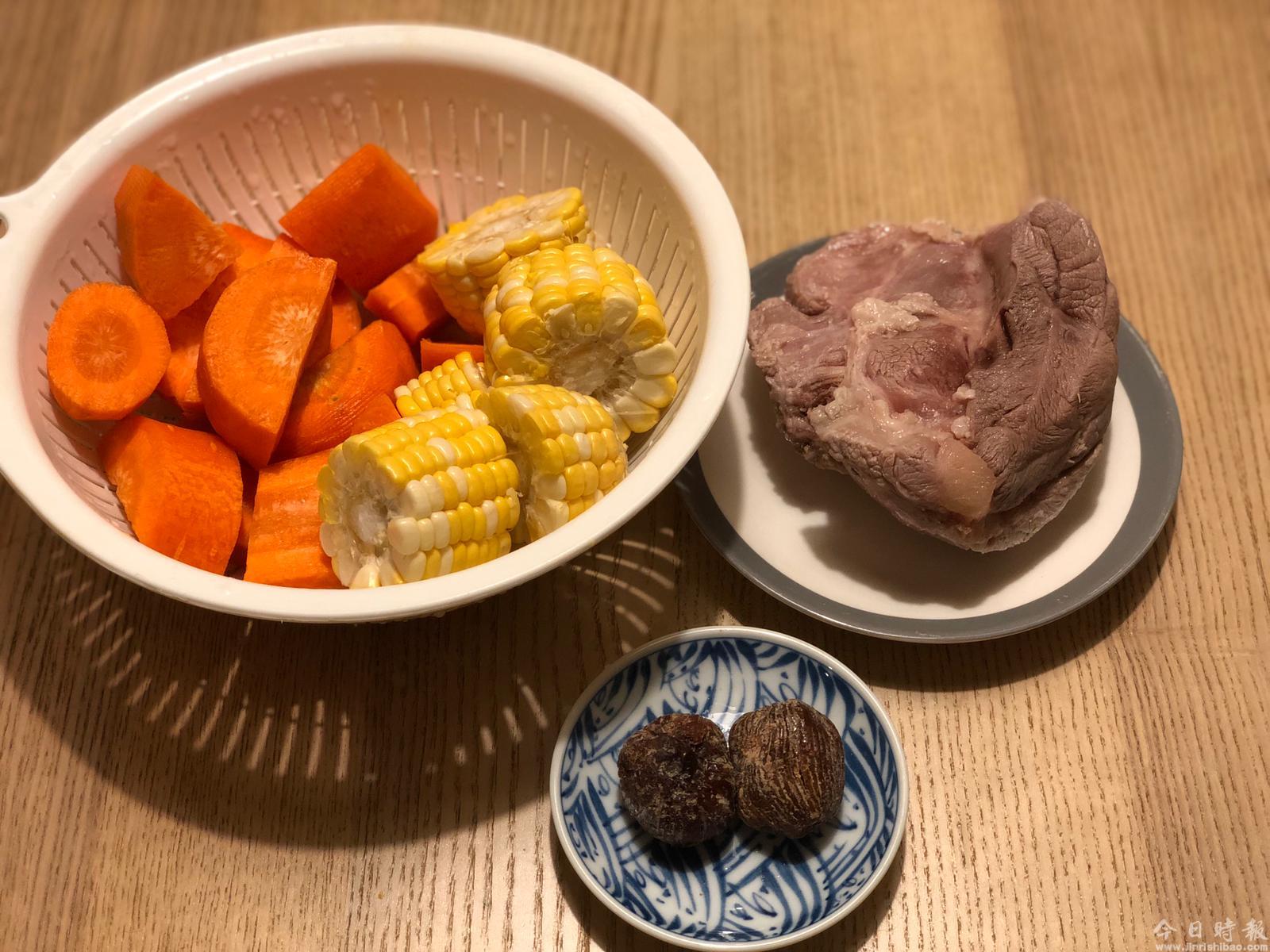 【识食教煮】清甜滋润汤水——红萝蔔粟米炖猪腱
