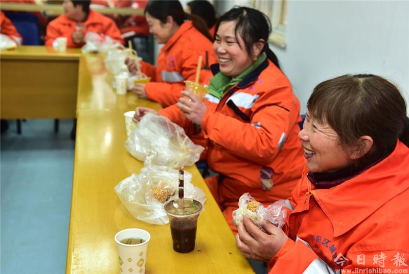 合肥：环卫工人吃上“爱心早餐”