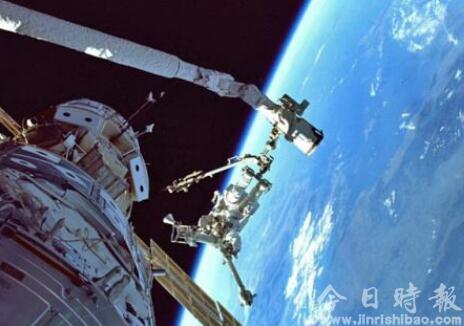 美宇航员太空行走 为国际空间站增设“停机位”
