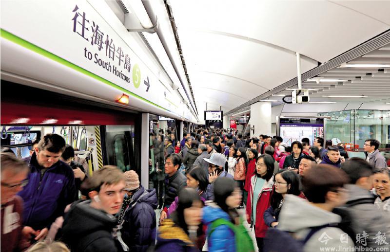 南港岛线通车　市民雀跃