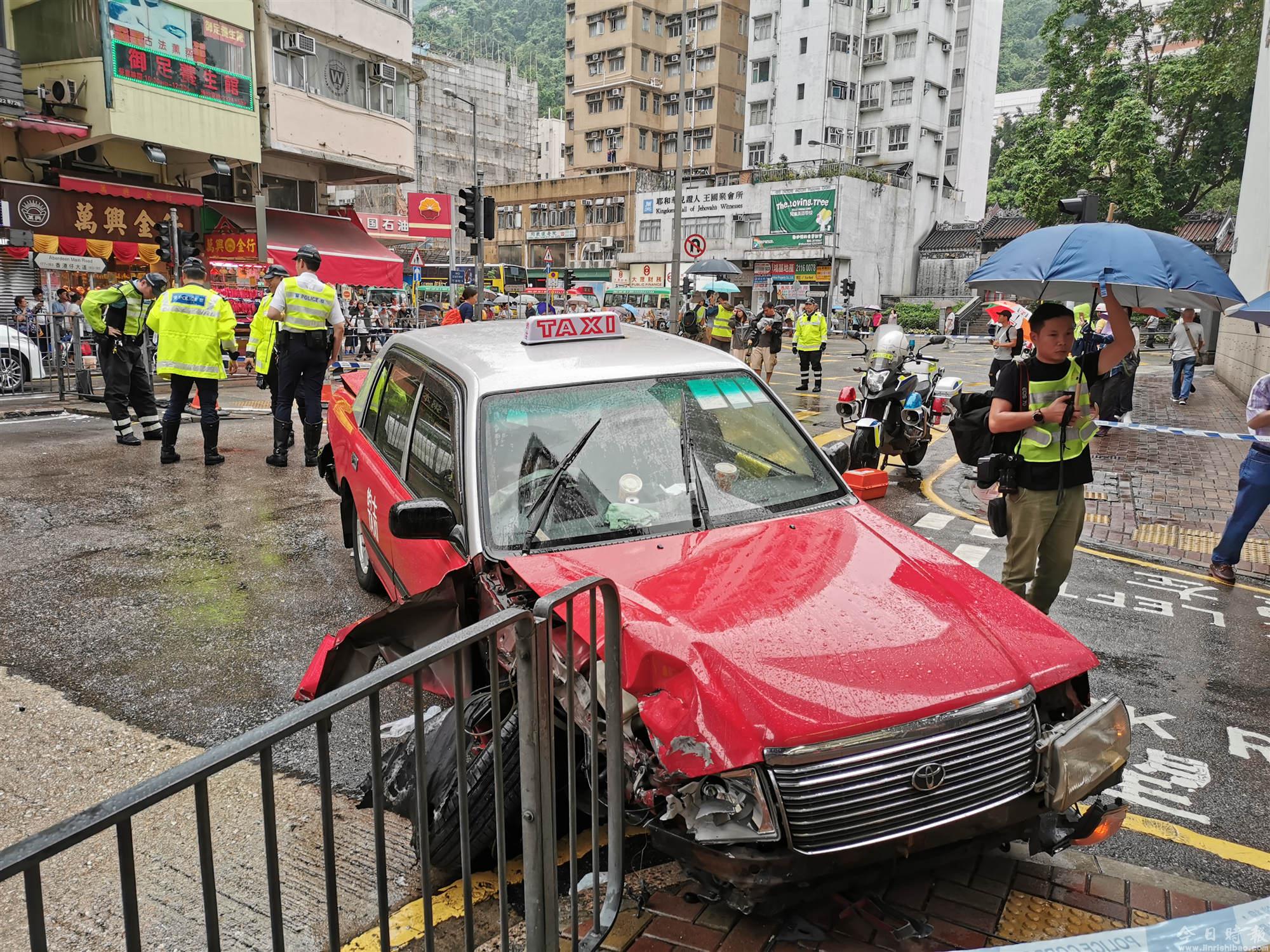 香港的士刬上安全岛 10名路人受伤