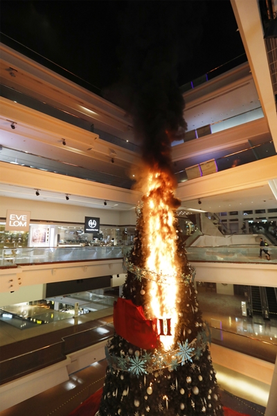香港九龙塘一商场内圣诞树被纵火 一度火势颇大已救熄