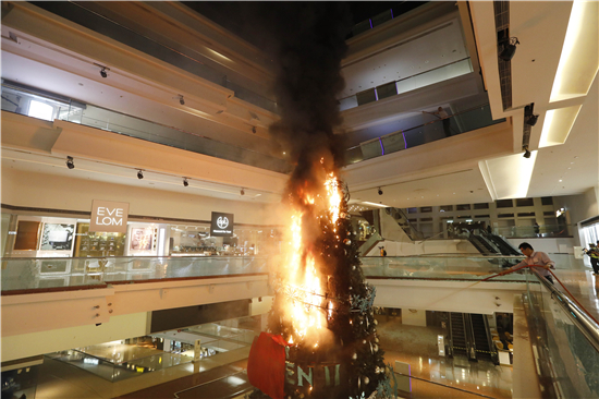 香港九龙塘一商场内圣诞树被纵火 一度火势颇大已救熄