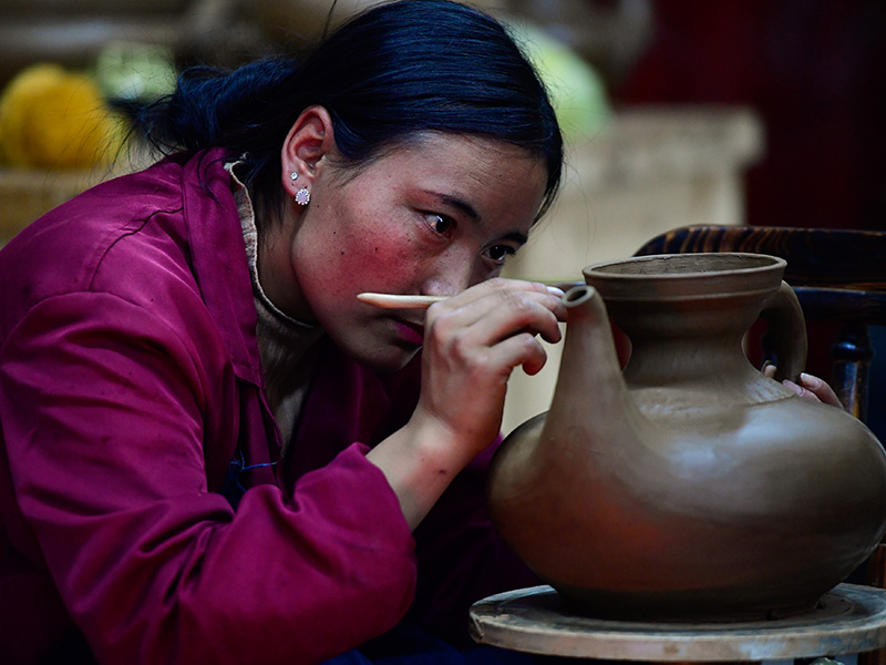 青海班玛：传统黑陶助力村民增收