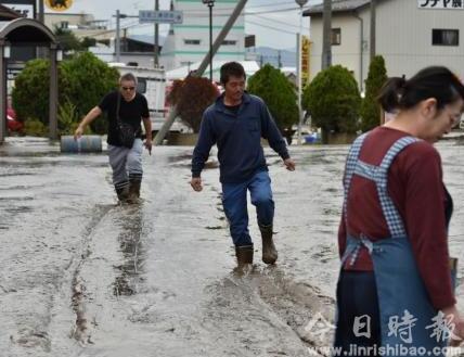 台风过境日本安倍三访灾区：坐直升机视察浸水城市