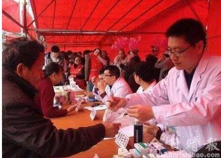 中柬两国医生携手在暹粒举行“乡村义诊日”