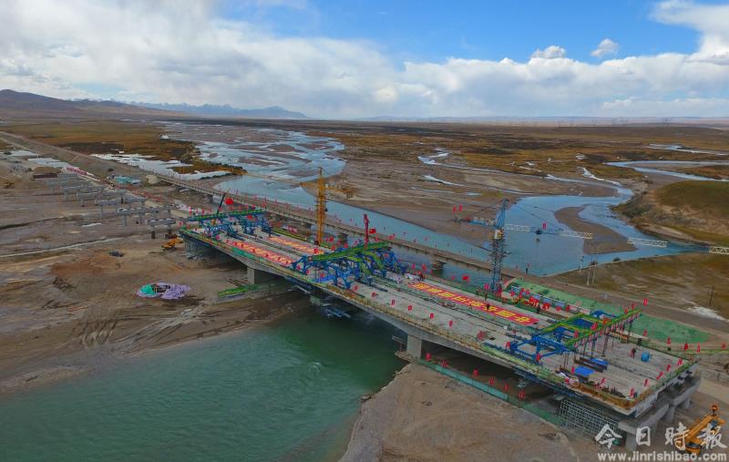 青海湖湟鱼洄游河道架起“生态公路桥”