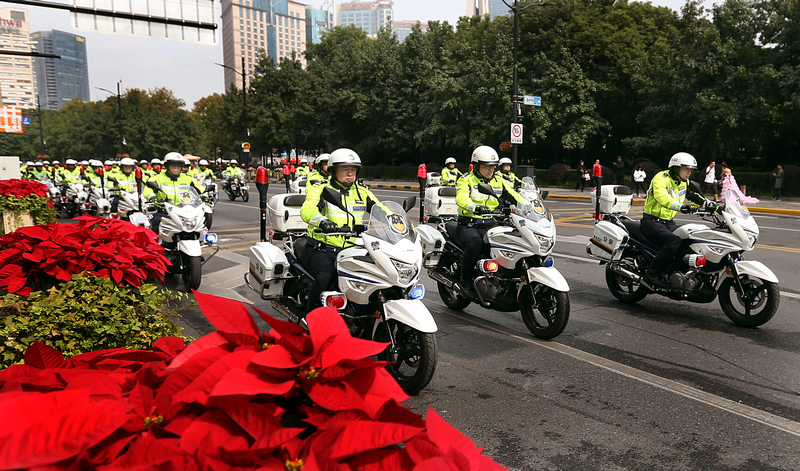 上海警方“铁骑队”正式上岗执勤