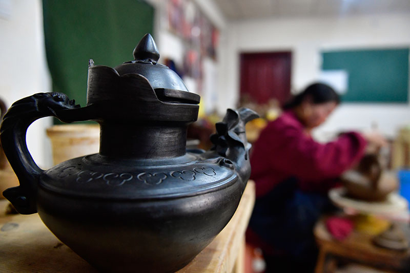 青海班玛：传统黑陶助力村民增收