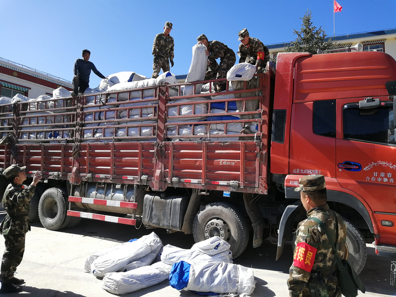 救援人员赶赴甘肃夏河震区抢险救灾
