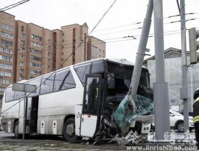 中国驻俄使馆：一辆载有中国游客的大巴在莫发生交通事故