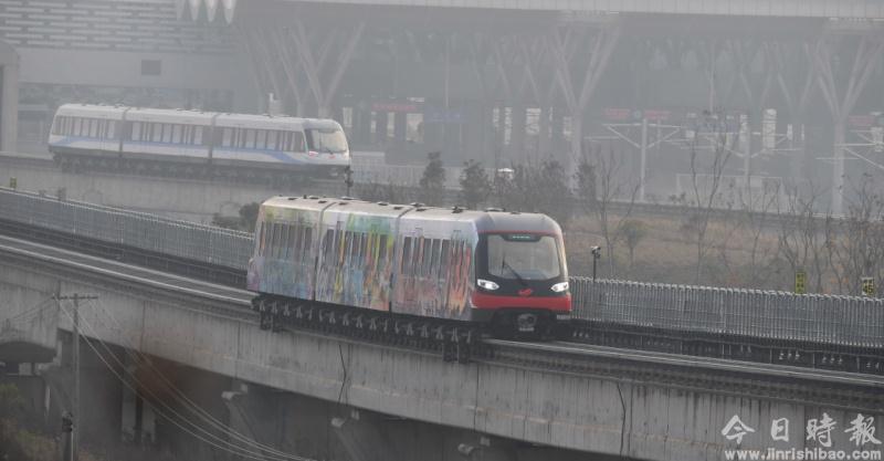 “涂鸦”磁浮快线列车亮相长沙