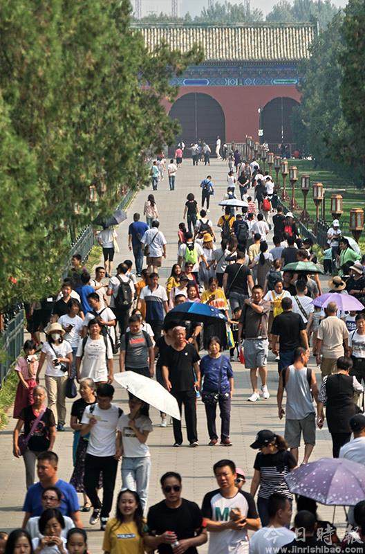 北京：天坛公园游人如织