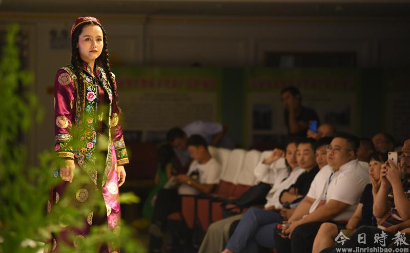 新疆哈密：传统刺绣“对话”当代生活