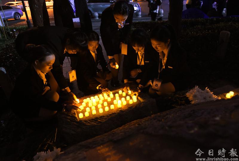 南京：大学生烛光祭奠南京大屠杀遇难同胞