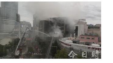 韩国首尔一商场突发火灾：现场浓烟滚滚 已致2伤