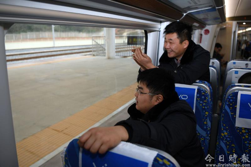 城际铁路建设者免费体验城际列车