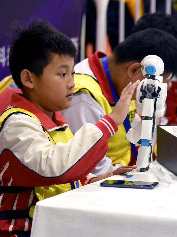 青少年教育机器人技能大比拼