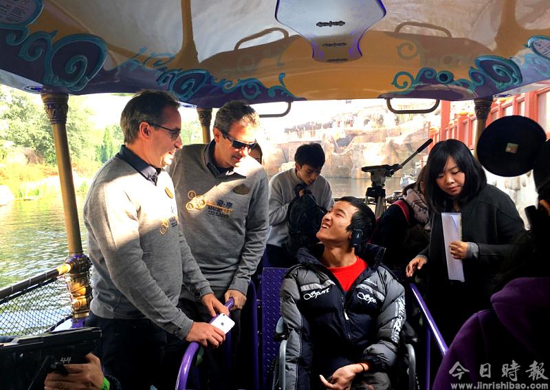 上海：残疾人体验迪士尼乐园无障碍娱乐设施