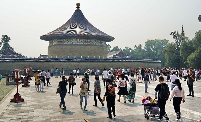 北京：天坛公园游人如织