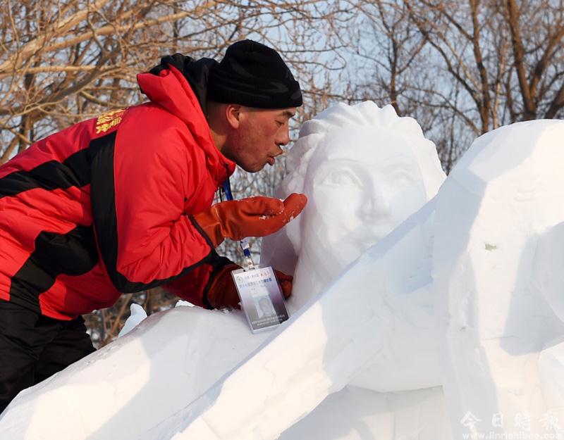 雪雕比赛创作忙