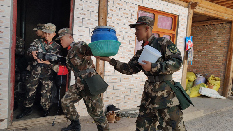 救援人员赶赴甘肃夏河震区抢险救灾